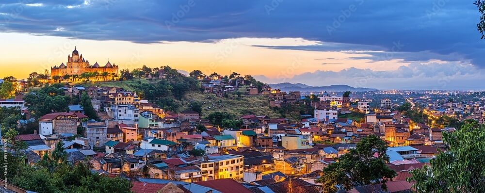 Vue panoramique de Madagascar, une destination clé pour l'externalisation informatique, avec des paysages et des infrastructures modernes